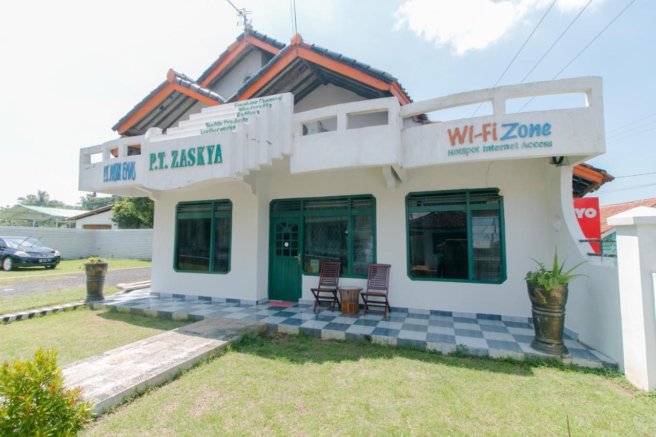 Oyo 2858 Vafa Guesthouse Чианджур Экстерьер фото