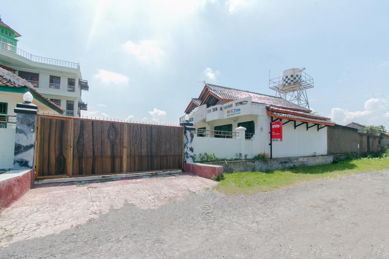 Oyo 2858 Vafa Guesthouse Чианджур Экстерьер фото