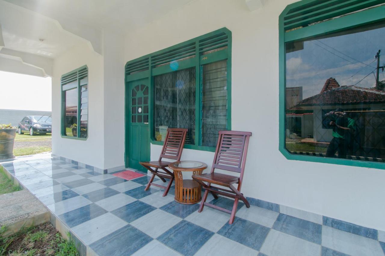 Oyo 2858 Vafa Guesthouse Чианджур Экстерьер фото